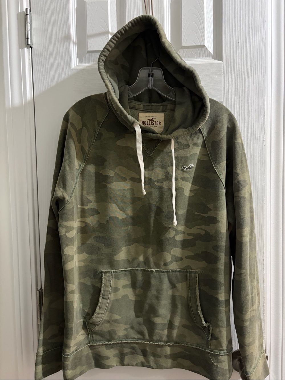Hollister Men’s Olive Camo Hooded Pullover. Unisex.
